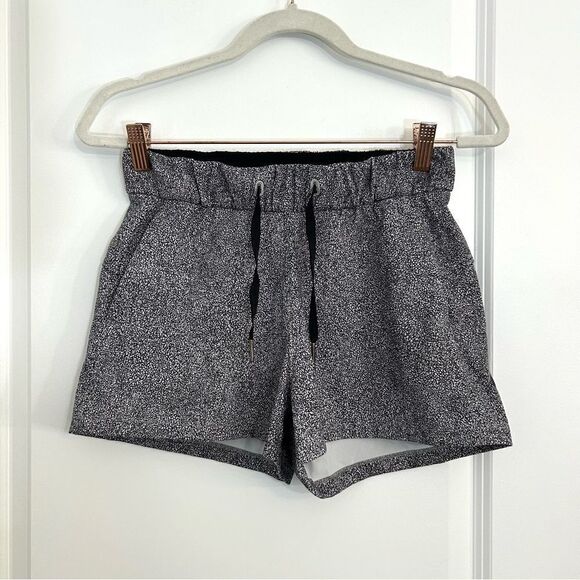 Lululemon On the Fly Shorts Sea Spray Alpine White Dark Chrome Size 4 - Picture 3 of 14